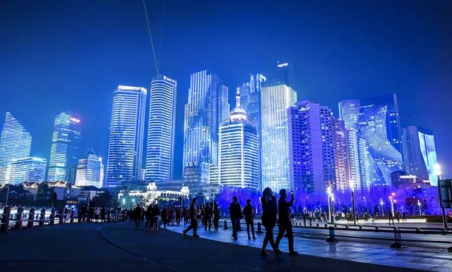 青島沿海夜景有變化 夢幻海洋藍美出天際(圖)