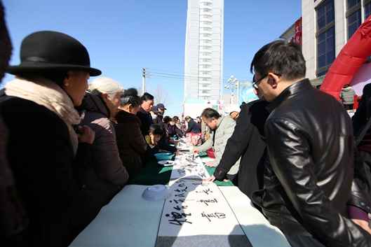 煙臺市民文化節萊州分會場開幕式書畫家現場繪10米長卷（徐嘉憶拍攝）