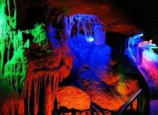 沂水地下大峽谷     螢光湖     天上王城汽車二日游