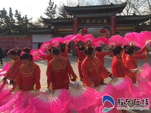 精彩的民俗表演引得現(xiàn)場(chǎng)觀眾陣陣掌聲