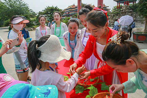 三仙山景區仙女為小朋友佩戴五彩繩