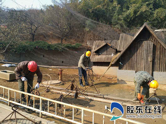 工人在對線網進行整理