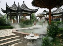 開業促銷~泡智圣湯泉、觀千年銀杏、賞朝鮮歌舞、品浮來春酒精品二日游