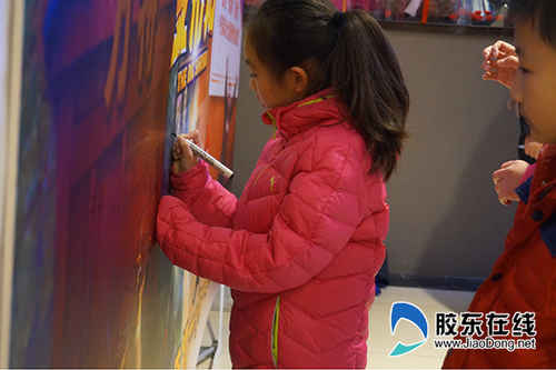 小朋友在自己喜歡的人物旁寫下自己的名字