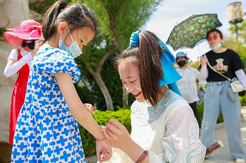 八仙過海景區八仙給小朋友佩戴五彩繩