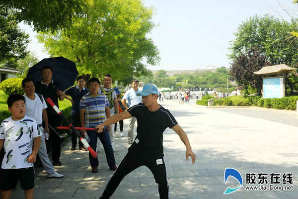 蓬萊閣景區(qū)上演太極飛棍神劍“神技” 折服八方游客