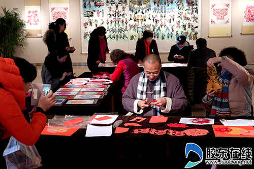 老師在剪紙展現場展示剪紙藝術(苗偉攝)