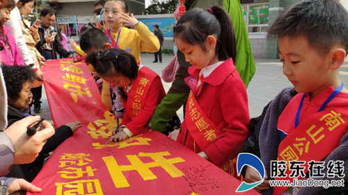 啟動儀式上，小志愿者們紛紛在主題條幅上簽字