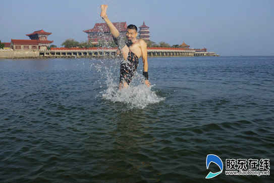 電影里都沒見過的鏡頭！杭州“武王”蓬萊大海里苦練自由搏擊