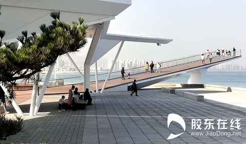 游客在煙臺金沙灘后沙廣場休閑打卡