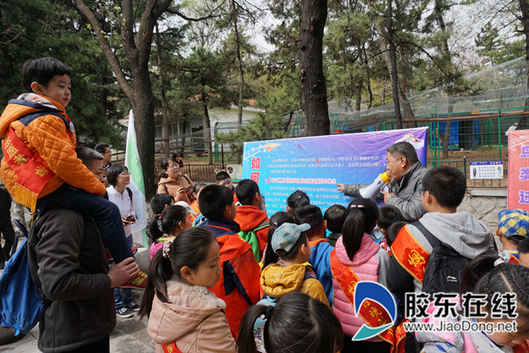 無論大人還是孩子，都在津津有味的聽于培湖介紹野生鳥類知識