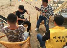 提起籃子，抗起鋤頭，一起刨花生，挖地瓜，拔蘿卜嘍