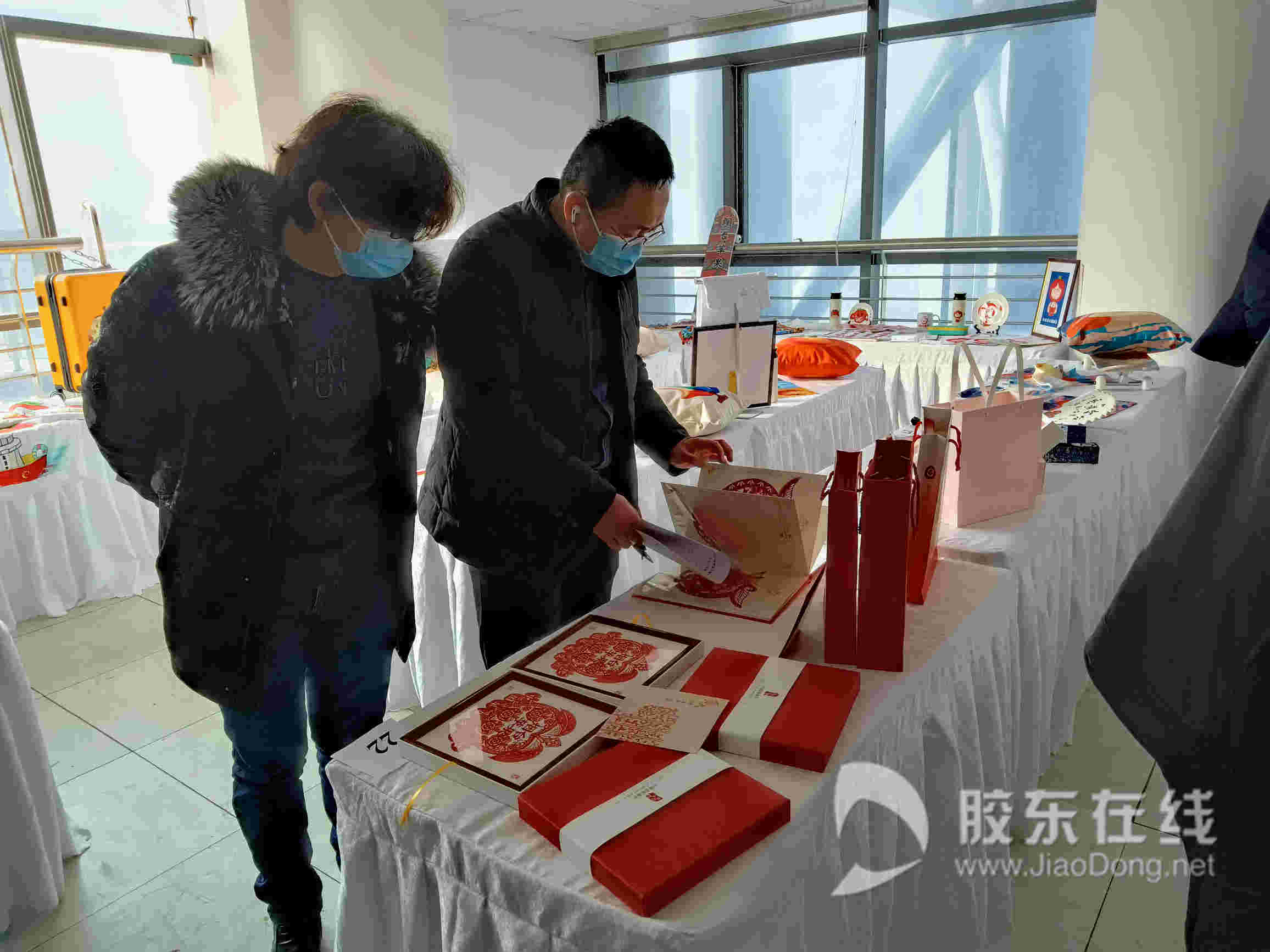 評委查看打樣作品