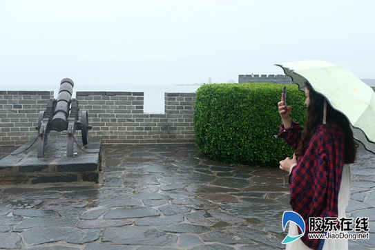 雨中仙閣美得像水墨畫  游客興味盎然登臨觀覽