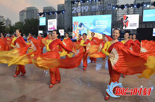 長綢扇方陣亮相，像一支流動的歌謠