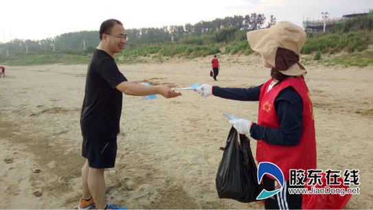 “謝謝你們熱心的旅游引導(dǎo)！”蓬萊市89000民生服務(wù)中心為游客提供導(dǎo)游服務(wù)