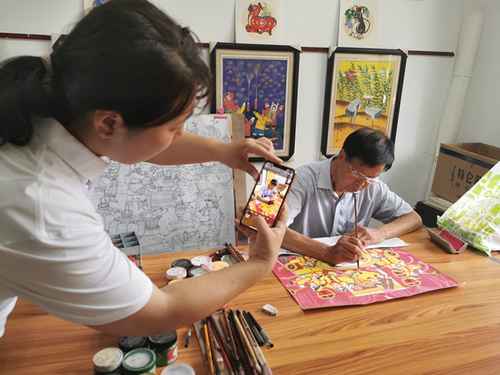 我跟黨走·家鄉蝶變丨中國現代民間繪畫之美 采訪團走進鄠邑區農民畫展覽館