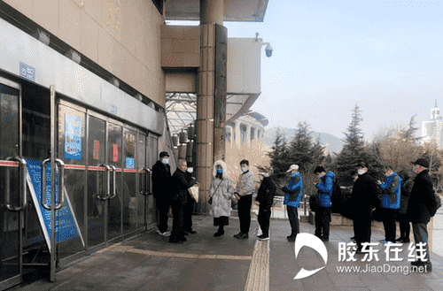 煙臺圖書館讀者排隊入館