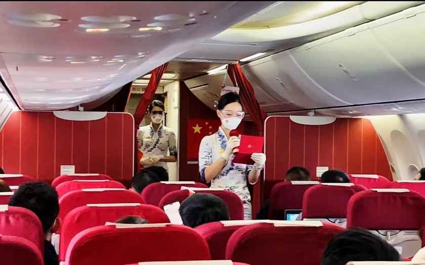 萬米高空學兩會—— 海南航空開展兩會學習主題航班活動，掀起學習新風潮！