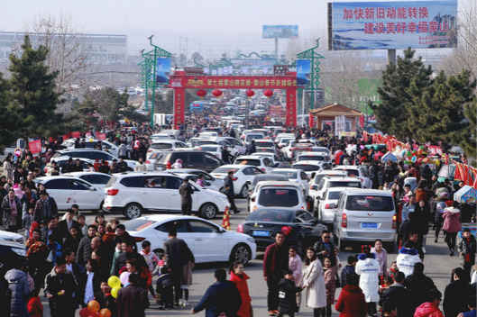 ①蒙山春節(jié)廟會現(xiàn)場火爆