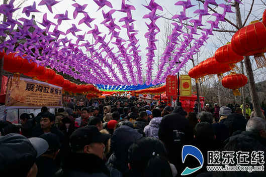 今天是廟會(huì)第一天，已然是人山人海