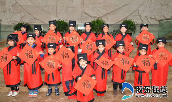 孩子們展示自己的開筆作品