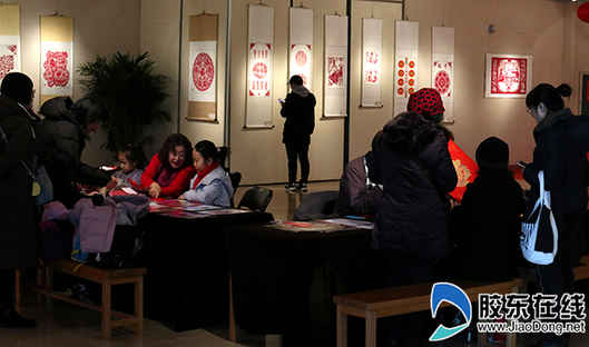 市民前來觀展 跟隨老師學習剪紙(苗偉攝)