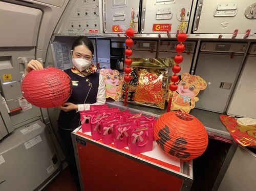 元宵佳節(jié) 海航航空旗下天津航空與旅客萬(wàn)米高空猜燈謎鬧元宵